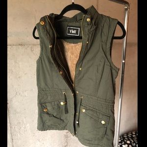 Army colored bottom/zip-up vest. Fur inside.